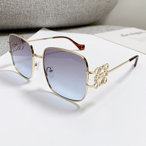 Gafas de sol cuadradas de montura grande con diseño de mariposa, protección UV400, estilo hueco, de alta gama, a la moda, para mujer - Product Image 4