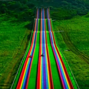Tobogán de plástico para exteriores, tobogán arcoíris para parques públicos, material PP, capacidad máxima de 500 kg. - Product Image 1