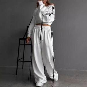 Conjunto de Sudadera con Capucha y Pantalones Deportivos con Logotipo Personalizado OEM, Sudadera de un Solo Hombro con Rayas, 100% Algodón French Terry, Conjunto Deportivo para Correr - Product Image 2