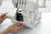 Machine à coudre surjeteuse 954