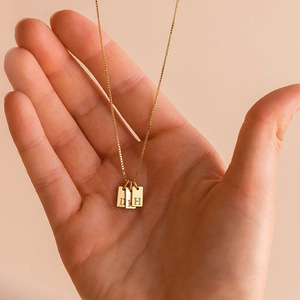 Collier chaîne avec pendentif carré personnalisé en acier inoxydable plaqué or 18 carats PVD, gravure de la première lettre, pour femmes - Product Image 5