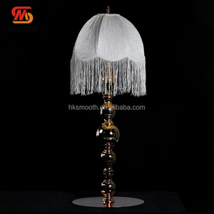 Lampe de table de mariage élégante, style victorien, abat-jour en tissu à franges ivoire, support en métal doré, idéale pour les événements et les fêtes - Product Image 2