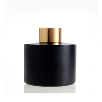 Vente en gros 100ml 200ml Diffuseur d'arômes noir mat Flacon de parfum en verre pulvérisé pour la décoration de la maison avec bouchon à vis