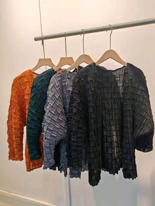 PY 2026 Superventas de Alta Gama: Top Plisado Miyake con Cuadrícula Geométrica, Cárdigan Holgado para el Día a Día, Venta al por Mayor de Prendas de Vestir - Product Image 2