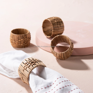 Anneaux de serviette en bois de manguier accrocheurs avec un design rayé coloré stocké pour les fêtes rehausseur de décor de table parfait - Product Image 2