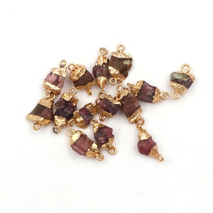 ส่วนประกอบเครื่องประดับแฮนด์เมดพลอยทับทิมสีชมพูหยาบธรรมชาติพร้อมขั้วต่อชุบทองด้วยไฟฟ้าอุปกรณ์ทำเครื่องประดับ - Product Image 1