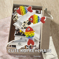 Porte-clés poisson au crochet fait main, adorable breloque en peluche Amigurumi Koi arc-en-ciel pour la décoration de sacs à dos et sacs
