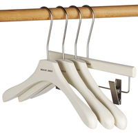 Cintres en bois de hêtre blanc laiteux en gros, à épaules larges, avec pinces pour manteaux et pantalons, pour boutiques féminines
