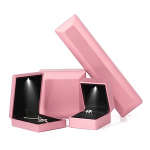 Boîte à bijoux LED en laque noire avec logo estampé or, emballage de luxe pour bijoux LED, boîte à bagues et diamants personnalisée avec éclairage - Product Image 5