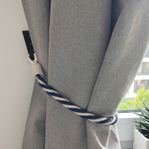 Attache de rideau en corde nautique torsadée en jute marine et coton blanc - Product Image 1