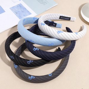 Noeud papillon en sergé rayé élégant <span class=keywords><strong>bleu</strong></span> <span class=keywords><strong>marine</strong></span> amincissant <span class=keywords><strong>bandeau</strong></span> extérieur non serrant pour les femmes avec haut crâne rehaussant - Product Image 2