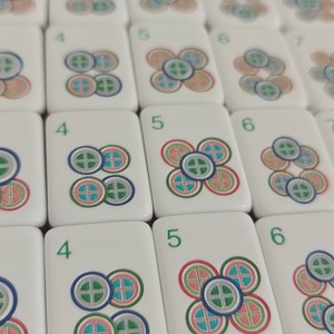 Mahjong Americano Rojo, Plegable y Portátil, con Fichas Acrílicas de 4 Capas y 160 Cartas Grabadas, Juego de Lujo e Idea de Regalo de Navidad - Product Image 5