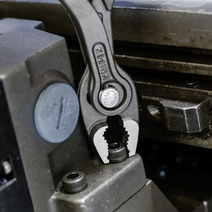 คีมคีบแบบ TwinGrip ของ Knipex ปากหยัก ผลิตจากเหล็กโครเมียมวาเนเดียม เกรดอุตสาหกรรม ดีไซน์ปากแบน - Product Image 1