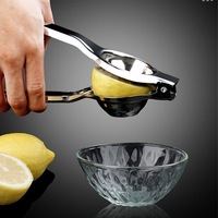 Handmatige citruspers van roestvrij staal met citroenklem voor fruit en sapbereiding in de keuken