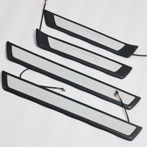 โรงงานขายส่ง KQD ขายดี คุณภาพสูง โครเมียม/สีดำ ABS ดีไซน์หรูหรา แผ่นกันรอยขอบประตูรถยนต์แบบ 5 มิติ พร้อมไฟ LED สำหรับ Fortuner - Product Image 4