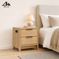 Table de chevet en chêne avec port de charge USB, deux tiroirs à fermeture douce et base sur socle pour chambre à coucher, hôtel, emballage plat