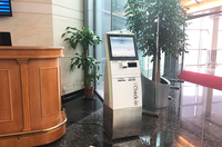 Kiosque d'enregistrement automatique à l'aéroport, impression de carte d'embarquement et d'étiquette de bagage, enregistrement automatique des passagers, lecteur de passeport électronique
