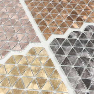 Carrelage mural triangulaire en mosaïque de mailles d'aluminium doré brillant effet gravité - Product Image 5