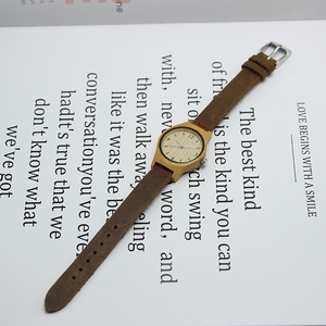 Montre pour femme en bambou naturel léger, style vintage simple, bracelet en cuir de vachette, éco-responsable, minimaliste, décontractée, quotidienne, étanche - Product Image 2