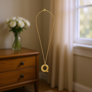 Collana con Ciondolo Lettera Q Angelina, Catena a Serpente Placcata Oro 1,9 Cm, Gioielli Minimalisti da Donna per Uso Quotidiano - Product Image 2
