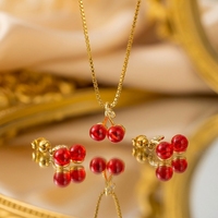 Nouvel ensemble de bijoux tendance pour femme : collier pendentif cerise rouge et boucles d'oreilles en acier inoxydable plaqué or, chaîne maille forçat, inaltérable