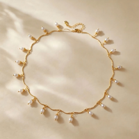 Collier ras du cou en cuivre plaqué or 18 carats fait main avec perles pendantes, délicat collier ras du cou en perles d'eau douce en forme de goutte pour femme