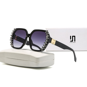 Lunettes Dilisha pour femmes, lunettes de soleil noires avec diamants, verres PC UV400, monture décorative tendance avec boîte - Product Image 1