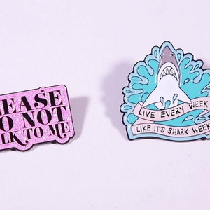 Fabrication sur mesure sans MOQ, design anime personnalisé, vente chaude, épinglette en émail dur Demon Slayer avec impression effet verre teinté - Product Image 5