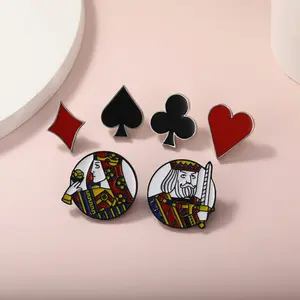 Yaratıcı iskambil kartları siyah kırmızı kalp maça emaye broş sevimli karikatür Poker karakter kral kraliçe rozeti yaka iğneler hediyeler