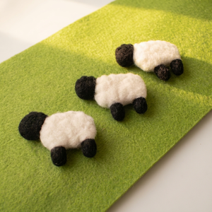 Adorno de fieltro de lana de oveja negra al por mayor, hecho a mano, decoración colgante para el hogar, juego de regalo novedoso para niños, Navidad - Product Image 6