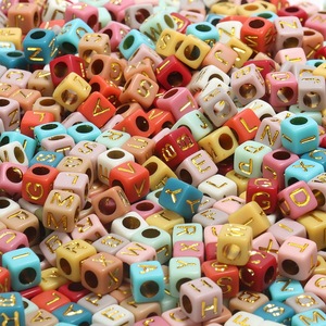 ลูกปัดตัวอักษรสีทองขนาด 6x6 มม. ลูกบาศก์หลากสีอะคริลิคสำหรับทำสร้อยข้อมือ สร้อยคอ เครื่องประดับ ขายส่งจำนวนมาก - Product Image 1