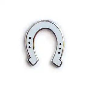Op Maat Gemaakte Hoefijzer Paardenschoen Veel Geluk Enkele Harde Email Pin Met Vlinder Koppeling Auto 'S Letter Metalen Embleem Badges Pins