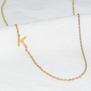 Collar con inicial lateral para mujer, colgante de acero inoxidable chapado en oro de 18k con letra grande y monograma con nombre - Product Image 2