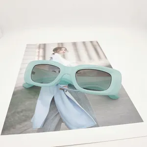 نظارات رئيسي للنساء بعدسات لون سادة UV400 نظارات شمسية كلاسيكية مستطيلة الشكل بإطار PC