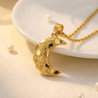Collier Pendentif Lune en Or en Gros pour Femmes, Bijoux de Mode Plaqué Or Personnalisé, Chaîne avec Pendentif Lune