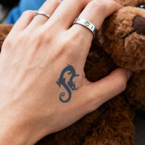 <span class=keywords><strong>Tatouage</strong></span> temporaire Little Dragon Collective, <span class=keywords><strong>poupée</strong></span> Daruma, <span class=keywords><strong>tatouage</strong></span> semi-permanent, imperméable, dure 2 semaines, <span class=keywords><strong>tatouage</strong></span> à base de plantes pour le doigt - Product Image 4