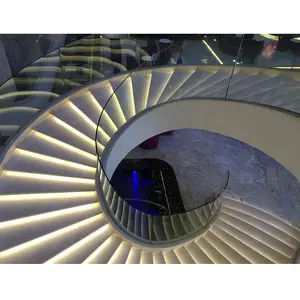 Prix d'usine Fabricant Fournisseur Bandes de roulement d'escalier en hêtre européen Garde-corps en verre à canal en U Escalier de luxe incurvé