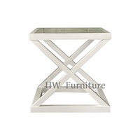 Table basse Heywood en bois massif fabriquée à la main en Europe avec plateau en verre blanc pour la maison et les événements de mariage