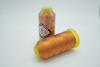 Hilo de bordar de poliéster de grado industrial 120D/2 5000Y, costura de alambre fuerte teñida en cono para costura y uso textil