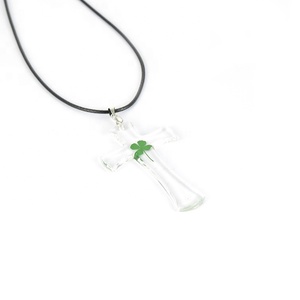 Spedizione rapida promozionale <span class=keywords><strong>ciondolo</strong></span> collana trifoglio in resina trasparente <span class=keywords><strong>ciondolo</strong></span> cuore fortunato <span class=keywords><strong>con</strong></span> catena di corda per feste in <span class=keywords><strong>ambra</strong></span> - Product Image 3