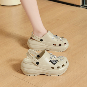 รองเท้าแตะประดับโซ่ไรน์สโตนสำหรับผู้หญิง ฤดูใบไม้ผลิ ฤดูร้อน ชายหาด พื้นหนา กันลื่น สีขาว พื้นสูง 5 ซม. - Product Image 4