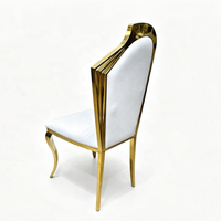 Chaise asymétrique à dossier ailé en acier inoxydable doré, dossier haut géométrique moderne, assise en cuir blanc pour événements