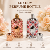 Flacon de parfum décoratif orné avec finition en treillis doré et argenté, accents de bijoux colorés et capuchon assorti