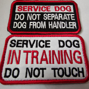 Parches Ecológicos de Tela Rosa para Perros de Servicio con Bordado de la Frase 'Detrás de Cada Mujer Exitosa Está Ella Mismo' para Mascotas - Product Image 3