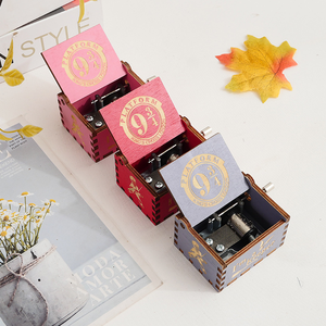 Carillon in <span class=keywords><strong>Legno</strong></span> a Manovella Vintage Intagliato |   Articoli Decorativi Fantasy Ispirati a Film e Romanzi, Regalo per Compleanni e Festività - Product Image 3