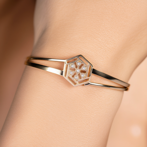 Brazalete de Acero Inoxidable Chapado en Oro Fino con Acento de Diamante, Diseño Hexagonal, Elegante Brazalete de Joyería para Mujer - Product Image 3