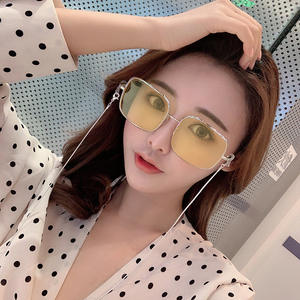 Lunettes de soleil carrées populaires pour femmes, monture en métal doré, protection UV400, style coréen, pour la conduite en extérieur - Product Image 1