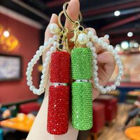 Mini flacon de parfum portable populaire incrusté de diamants, porte-clés avec chaîne de perles et strass, vaporisateur à pression pour accessoire de sac féminin