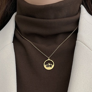 สร้อยคอสแตนเลสรูปภูเขาสำหรับผู้หญิงจี้กลวงชุบทอง18K ที่สวยงาม - Product Image 4