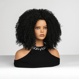 Perruque noire <span class=keywords><strong>cheveux</strong></span> <span class=keywords><strong>mi</strong></span>-longs vague super bouclée avec <span class=keywords><strong>frange</strong></span> perruque africaine femmes fibre résistante à la chaleur mat durable photo en direct - Product Image 2